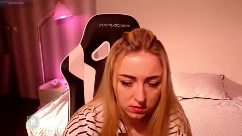 Snapshot of space_danger chatting on 12-21-25, 05:03 space danger online show from 12-21-25, 05:03