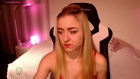 Snapshot of space_danger chatting on 12-22-25, 04:42 space danger online show from 12-22-25, 04:42