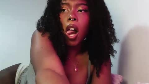 Snapshot of sparklingsoleil chatting on 11-19-25, 02:06 Soleil online show from 11-19-25, 02:06