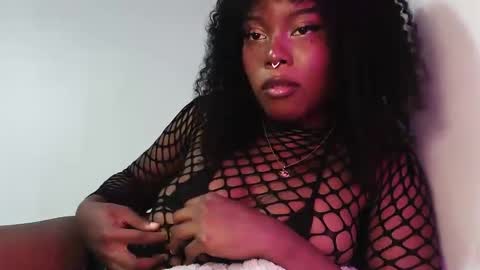 Snapshot of sparklingsoleil chatting on 11-20-25, 02:28 Soleil online show from 11-20-25, 02:28