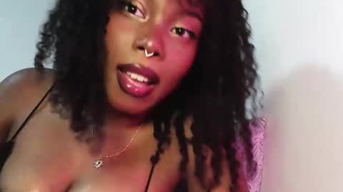 Snapshot of sparklingsoleil chatting on 11-24-25, 02:06 Soleil online show from 11-24-25, 02:06