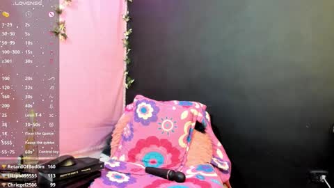 Snapshot of split_girl chatting on 10-09-25, 10:13 EMMA online show from 10-09-25, 10:13