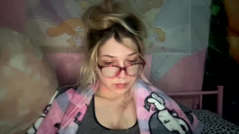 Snapshot of spookysanrihoe chatting on 03-07-25, 05:29 Pixie online show from 03-07-25, 05:29