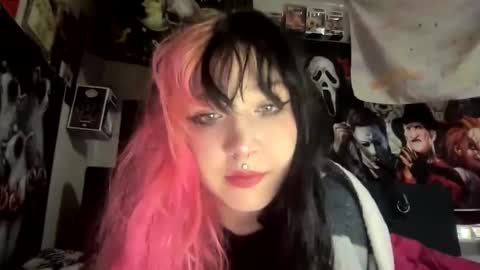 Snapshot of spookysanrihoe chatting on 09-10-25, 04:29 Pixie online show from 09-10-25, 04:29