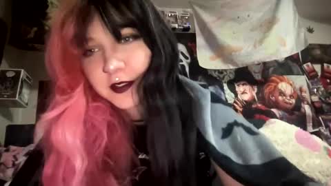 Snapshot of spookysanrihoe chatting on 09-19-25, 02:40 Pixie online show from 09-19-25, 02:40