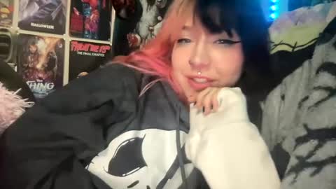 Snapshot of spookysanrihoe chatting on 10-08-25, 02:58 Pixie online show from 10-08-25, 02:58
