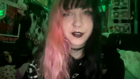 Snapshot of spookysanrihoe chatting on 10-22-25, 03:56 Pixie online show from 10-22-25, 03:56