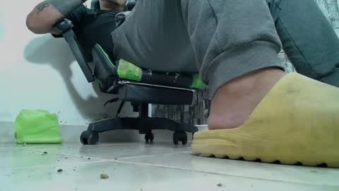 Snapshot of srfindomfeet_ chatting on 01-12-25, 06:17 sr master cum its my old account online show from 01-12-25, 06:17