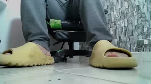 Snapshot of srfindomfeet_ chatting on 01-12-25, 07:10 sr master cum its my old account online show from 01-12-25, 07:10