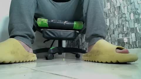 Snapshot of srfindomfeet_ chatting on 01-13-25, 01:13 sr master cum its my old account online show from 01-13-25, 01:13