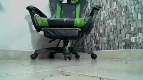 Snapshot of srfindomfeet_ chatting on 01-13-25, 04:18 sr master cum its my old account online show from 01-13-25, 04:18
