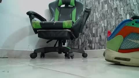 Snapshot of srfindomfeet_ chatting on 01-15-25, 05:08 sr master cum its my old account online show from 01-15-25, 05:08