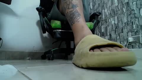 Snapshot of srfindomfeet_ chatting on 01-17-25, 01:04 sr master cum its my old account online show from 01-17-25, 01:04