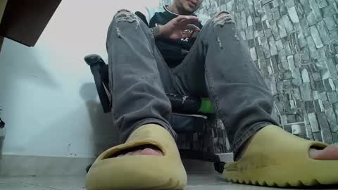 Snapshot of srfindomfeet_ chatting on 01-21-25, 06:33 sr master cum its my old account online show from 01-21-25, 06:33