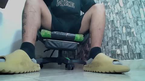 Snapshot of srfindomfeet_ chatting on 01-21-25, 08:32 sr master cum its my old account online show from 01-21-25, 08:32