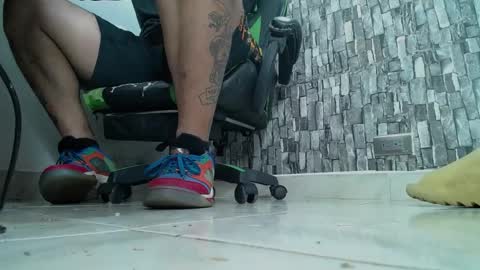 Snapshot of srfindomfeet_ chatting on 01-24-25, 02:28 sr master cum its my old account online show from 01-24-25, 02:28