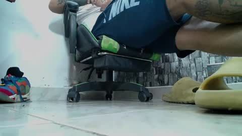 Snapshot of srfindomfeet_ chatting on 01-25-25, 10:28 sr master cum its my old account online show from 01-25-25, 10:28