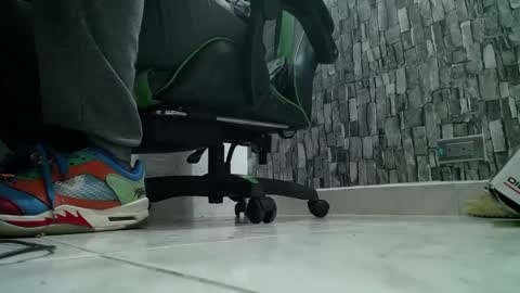Snapshot of srfindomfeet_ chatting on 01-28-25, 02:43 sr master cum its my old account online show from 01-28-25, 02:43