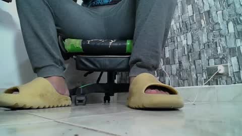 Snapshot of srfindomfeet_ chatting on 01-28-25, 09:08 sr master cum its my old account online show from 01-28-25, 09:08