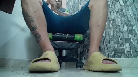 Snapshot of srfindomfeet_ chatting on 02-01-25, 03:08 sr master cum its my old account online show from 02-01-25, 03:08