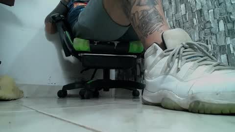 Snapshot of srfindomfeet_ chatting on 02-16-25, 12:52 sr master cum its my old account online show from 02-16-25, 12:52