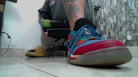 Snapshot of srfindomfeet_ chatting on 02-16-25, 05:37 sr master cum its my old account online show from 02-16-25, 05:37