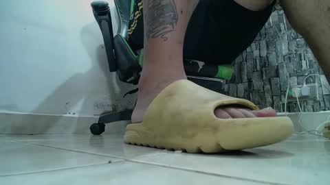 Snapshot of srfindomfeet_ chatting on 02-25-25, 01:09 sr master cum its my old account online show from 02-25-25, 01:09