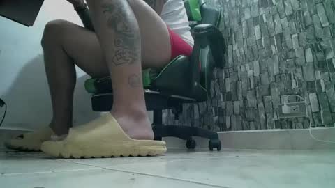 Snapshot of srfindomfeet_ chatting on 03-04-25, 07:19 sr master cum its my old account online show from 03-04-25, 07:19