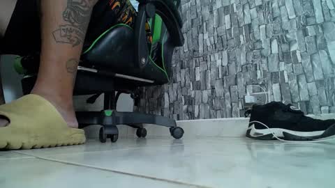Snapshot of srfindomfeet_ chatting on 03-09-25, 06:54 sr master cum its my old account online show from 03-09-25, 06:54