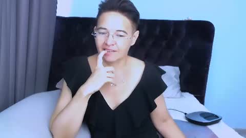 Snapshot of staceydarling chatting on 07-28-26, 06:20 staceydarling online show from 07-28-26, 06:20