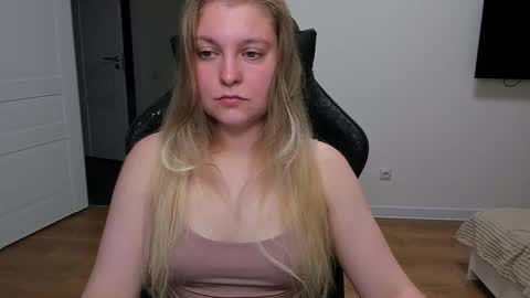 Snapshot of stacy_miraclee chatting on 09-15-25, 04:18 Stacy online show from 09-15-25, 04:18