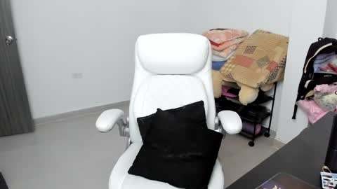 Snapshot of stacy_woods chatting on 01-25-25, 04:45 Zulma Yisset online show from 01-25-25, 04:45