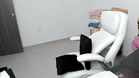 Snapshot of stacy_woods chatting on 02-05-25, 02:19 Zulma Yisset online show from 02-05-25, 02:19