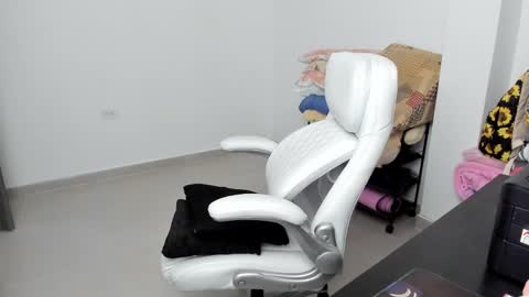 Snapshot of stacy_woods chatting on 02-08-25, 04:57 Zulma Yisset online show from 02-08-25, 04:57