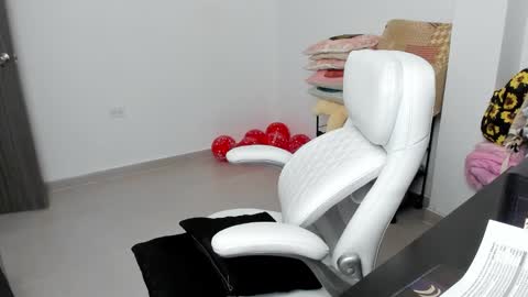 Snapshot of stacy_woods chatting on 02-18-25, 01:43 Zulma Yisset online show from 02-18-25, 01:43