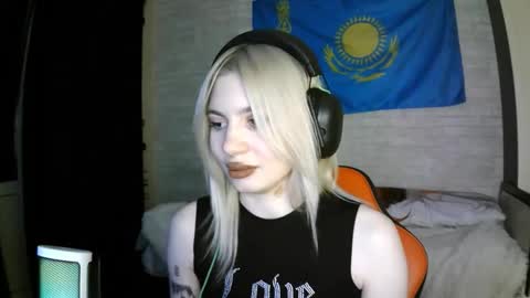 Snapshot of starremick chatting on 09-18-25, 03:14 Katie online show from 09-18-25, 03:14