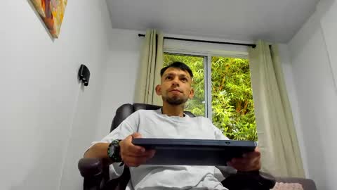 Snapshot of stebansilv_ chatting on 06-07-26, 11:47 Steban online show from 06-07-26, 11:47