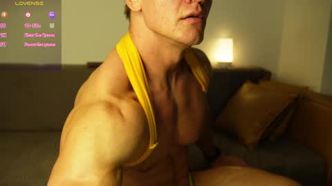 Snapshot of steevemuscle chatting on 05-17-26, 10:11 Steeve online show from 05-17-26, 10:11