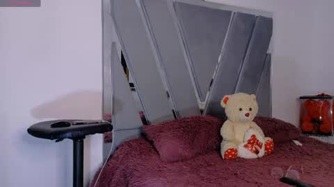 Snapshot of stefannym chatting on 04-25-26, 07:44 Stefy Milf online show from 04-25-26, 07:44