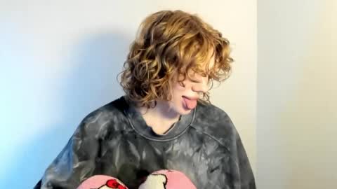 Snapshot of stellaswen chatting on 10-21-25, 10:49 S T E L L A online show from 10-21-25, 10:49