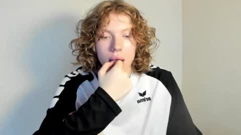 Snapshot of stellaswen chatting on 11-04-25, 08:13 S T E L L A online show from 11-04-25, 08:13