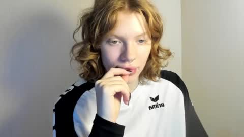 Snapshot of stellaswen chatting on 11-05-25, 09:09 S T E L L A online show from 11-05-25, 09:09