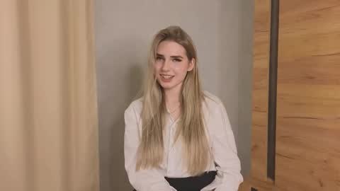 Snapshot of stormymuse chatting on 11-17-25, 05:08 Luna online show from 11-17-25, 05:08