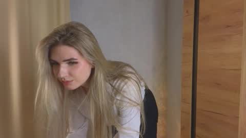 Snapshot of stormymuse chatting on 11-18-25, 03:05 Luna online show from 11-18-25, 03:05