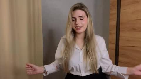 Snapshot of stormymuse chatting on 11-19-25, 03:01 Luna online show from 11-19-25, 03:01