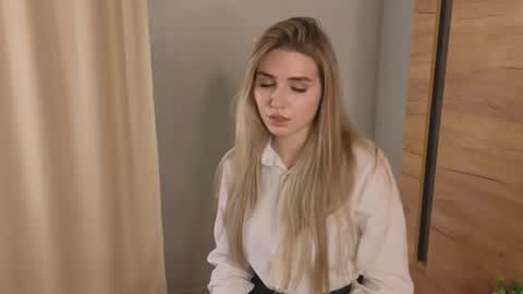 Snapshot of stormymuse chatting on 11-20-25, 03:12 Luna online show from 11-20-25, 03:12