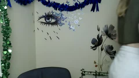 Snapshot of stranger_giirl chatting on 02-25-25, 04:00 Amalia online show from 02-25-25, 04:00