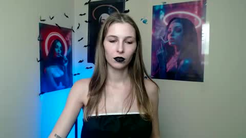 Snapshot of stranger_giirl chatting on 10-31-25, 01:23 Amalia online show from 10-31-25, 01:23