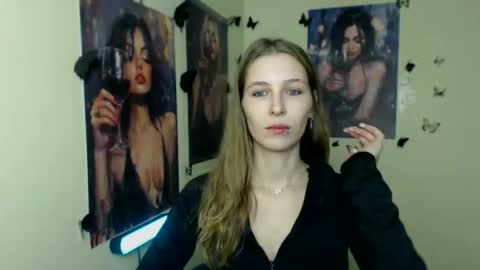 Snapshot of stranger_giirl chatting on 11-08-25, 08:03 Amalia online show from 11-08-25, 08:03