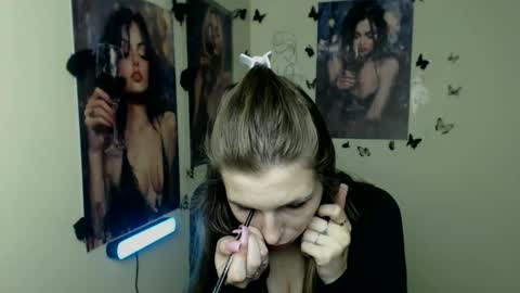 Snapshot of stranger_giirl chatting on 11-13-25, 12:48 Amalia online show from 11-13-25, 12:48